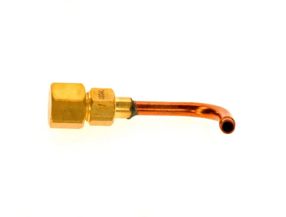 Schlauch mit einem goldenen Anschluss und gebogenem Ende, das für die Nutzung mit Bosch Produkten geeignet ist. Es zeigt eine Verbindung, die typischerweise in Heizungs- oder Klimaanlagen verwendet wird.